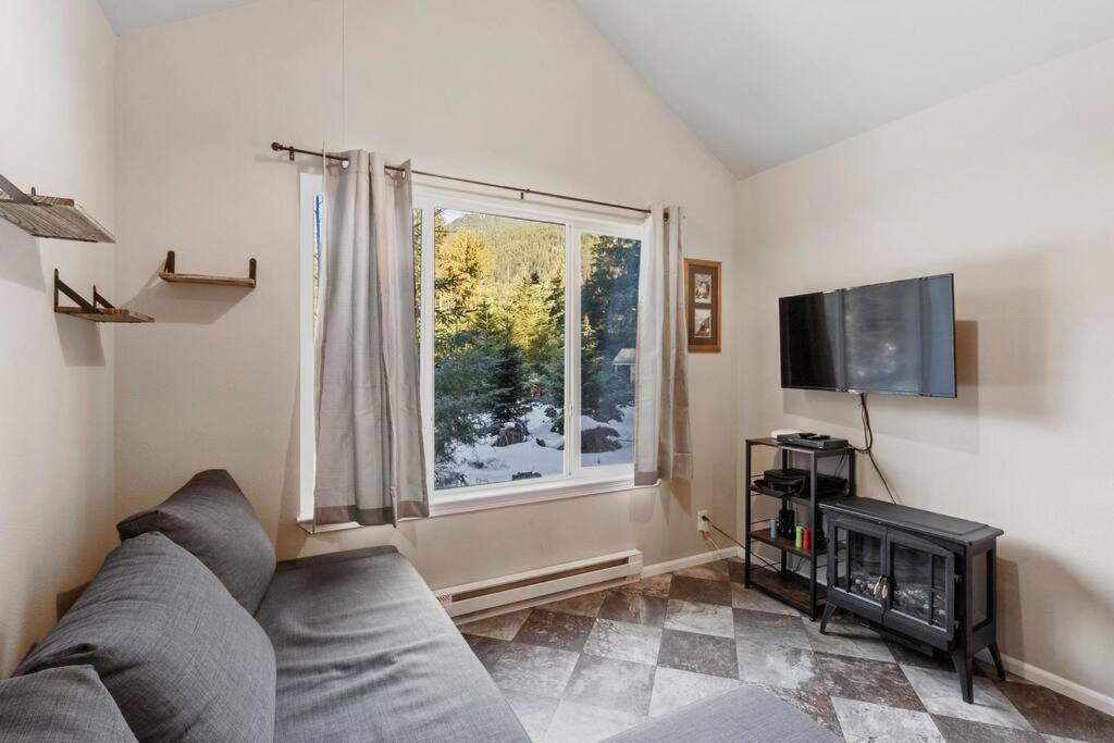 Cozy Tiny Home Steps Away From Mt. Rainier أشفورد المظهر الخارجي الصورة