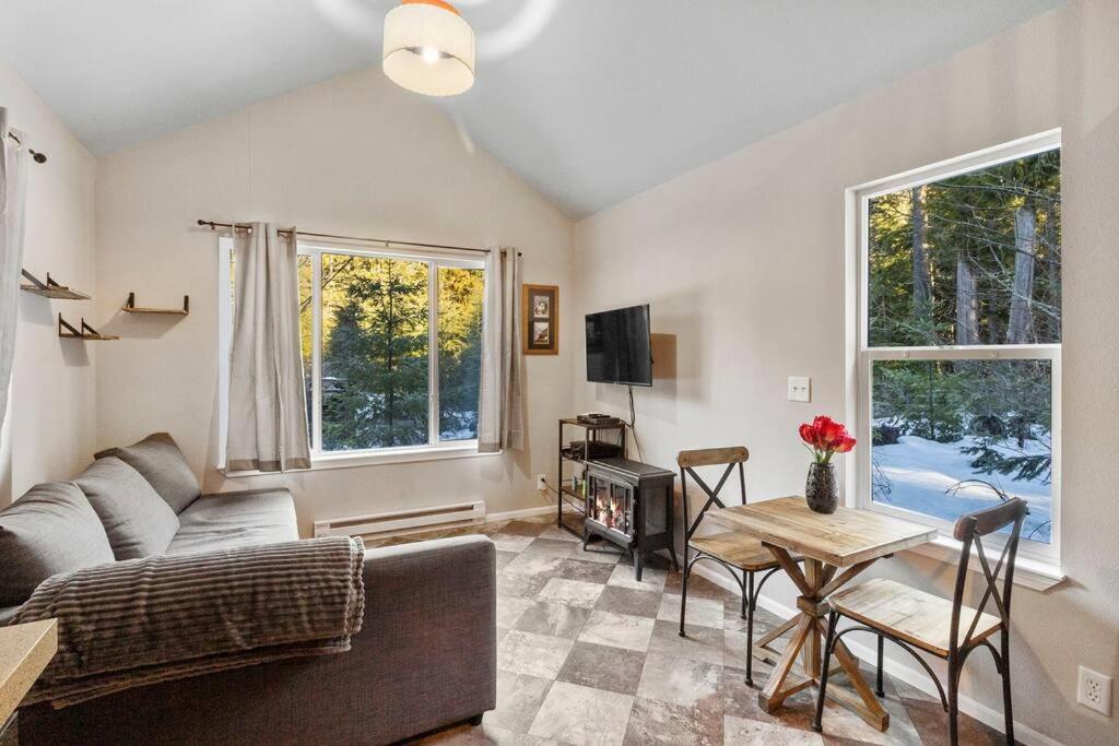 Cozy Tiny Home Steps Away From Mt. Rainier أشفورد المظهر الخارجي الصورة
