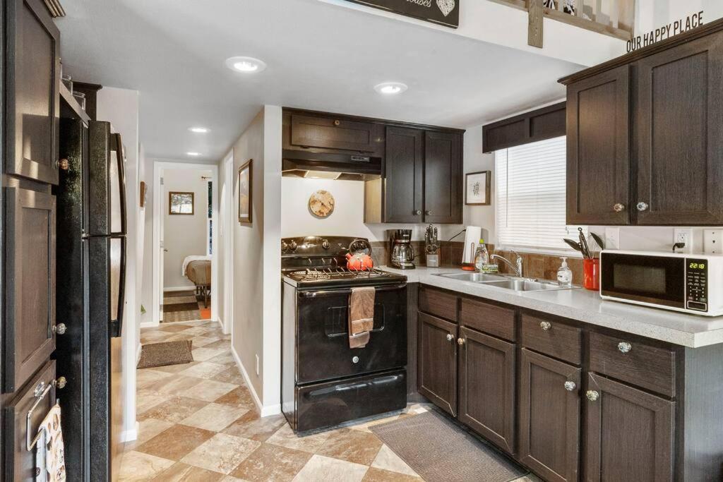 Cozy Tiny Home Steps Away From Mt. Rainier أشفورد المظهر الخارجي الصورة
